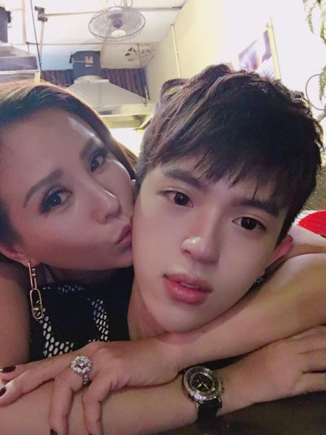 Câu chuyện xoay quanh cuộc sống hôn nhân và gia đình của Hoa hậu Thu Hoài vẫn luôn nhận được sự quan tâm của người hâm mộ.