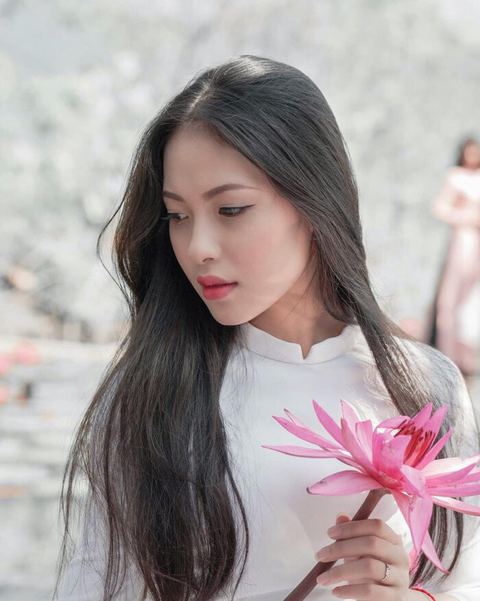 Ngoài việc học ở trường, Mỹ Nhi còn làm mẫu ảnh cho nhiều cửa hàng thời trang, studio tại Hà Nội.