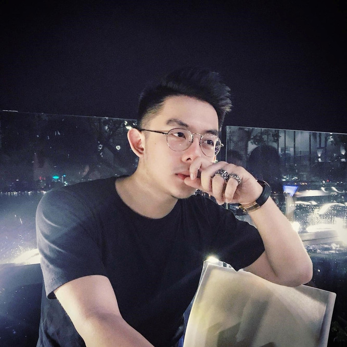 Chàng CEO trẻ tuổi chia sẻ đam mê của mình là xe và tốc độ. Được biết hiện tại, anh chàng đang sở hữu 1 BST 10 chiếc xe hơi và xe cổ.