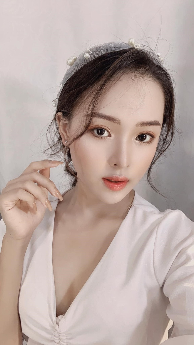 Hậu giảm cân, Trúc Lâm có vóc dáng thanh mảnh, gương mặt xinh xắn hơn. Cô gái 18 tuổi có cơ hội làm mẫu ảnh, là gương mặt quảng cáo cho một số nhãn hàng.