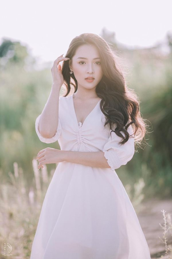 Cô nàng cũng nhận nhiều hợp đồng quảng cáo, làm mẫu ảnh cho các shop thời trang, nhãn hàng.
