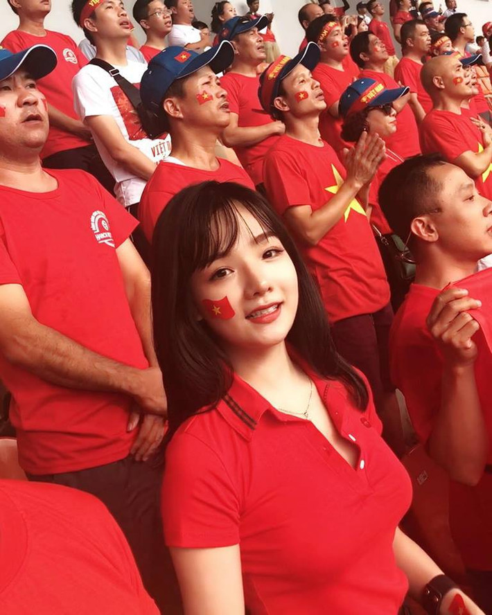 Xinh đẹp, tự tin và khả năng nói tiếng Anh vượt trội, cô gái Việt có tên Thuỷ Tiên xuất hiện trong cuộc phỏng vấn của đài SBS Hàn Quốc từng "gây sốt" khi trở thành gương mặt nhận được nhiều sự quan tâm của dân mạng 2 nước.