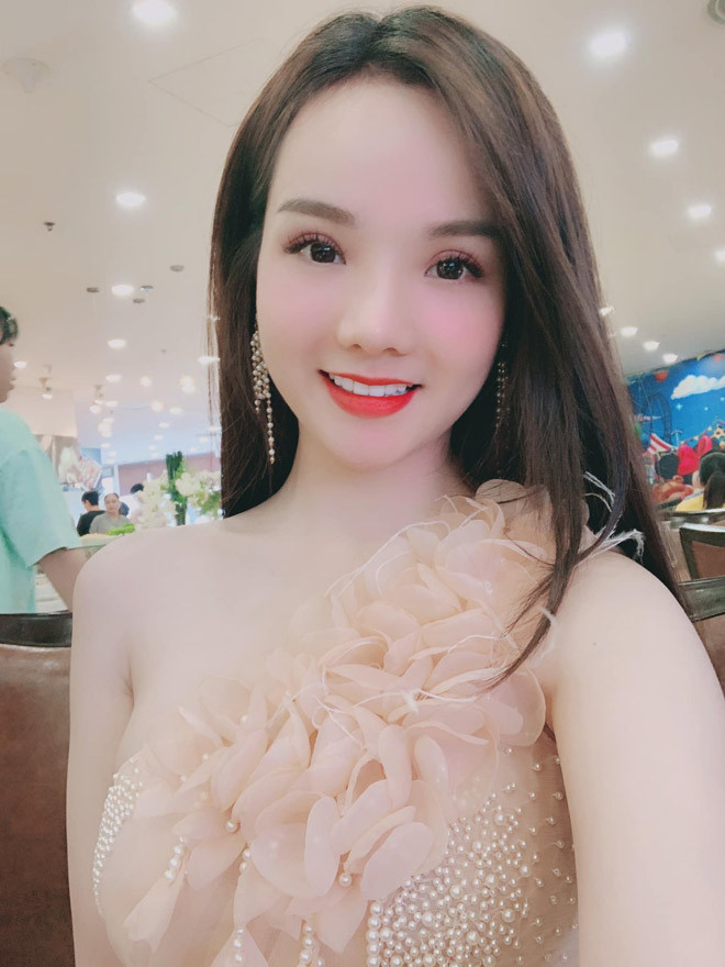 Sau 2 năm từ khi nổi tiếng, những tưởng Thuỷ Tiên sẽ lấn sân showbiz để phát triển sự nghiệp, thế nhưng cô lại có hướng đi hoàn toàn khác là kết hôn, làm mẹ bỉm sữa và hỗ trợ chồng công việc kinh doanh.