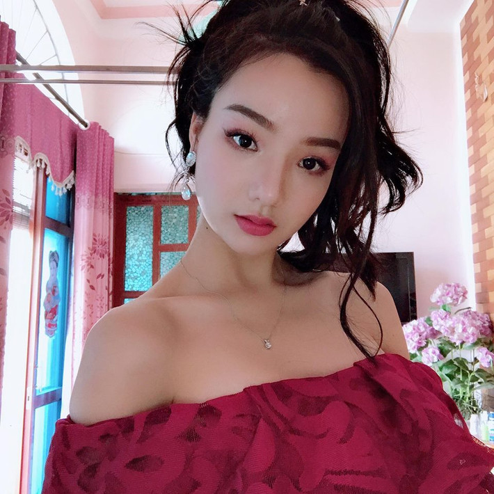 Gái xinh sinh năm 1997 này sau đó đã gặp nhiều cơ hội trong công việc. Được biết, Thuỷ Tiên tham gia các dự án phim ảnh và còn tham dự cuộc thi “Hoa hậu Việt Nam quốc tế năm 2018”, giành danh hiệu “Hoa hậu khả ái”…