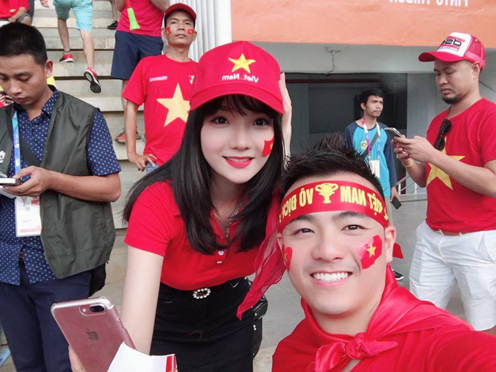 Gương mặt xinh đẹp, phong thái tự tin cùng khả năng nói tiếng Anh trôi chảy khiến Thủy Tiên gây ấn tượng mạnh mẽ với khán giả Việt.