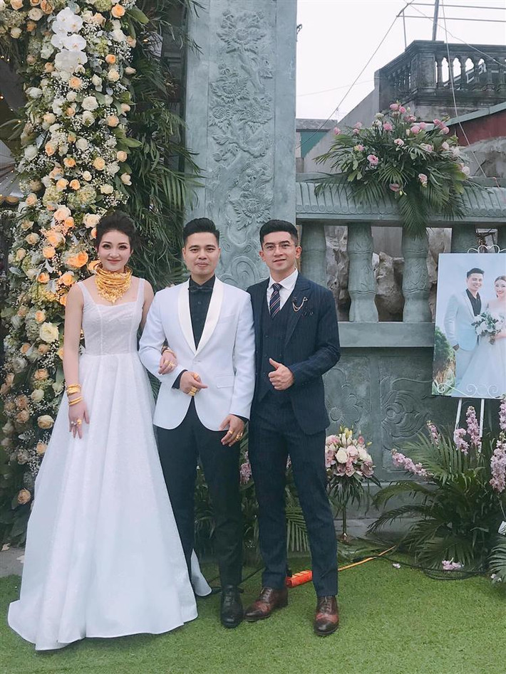 "Số vàng đeo trên cổ chỉ là anh em họ hàng trao tặng thôi. Trong ngày con gái lên xe hoa về nhà chồng, bố mẹ cũng tặng cho mình 200 cây vàng và 2 sổ đỏ. Riêng rạp cưới, gia đình mình phải hoàn thiện trong khoảng 1 tuần. Tuy nhiên, chi phí bao nhiêu mình cũng không nắm được"