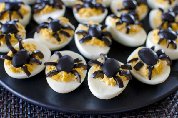 Con nhện đen được làm từ phô mai phủ vừng đen có thể hù dọa bất kỳ ai trong ngày lễ Halloween.