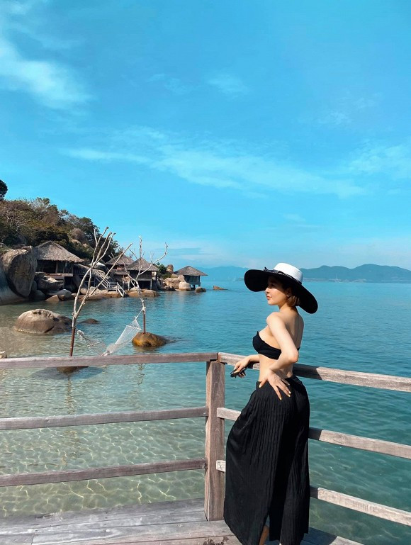 Nhờ hút mỡ, Trâm Anh tự tin khoe eo thon.