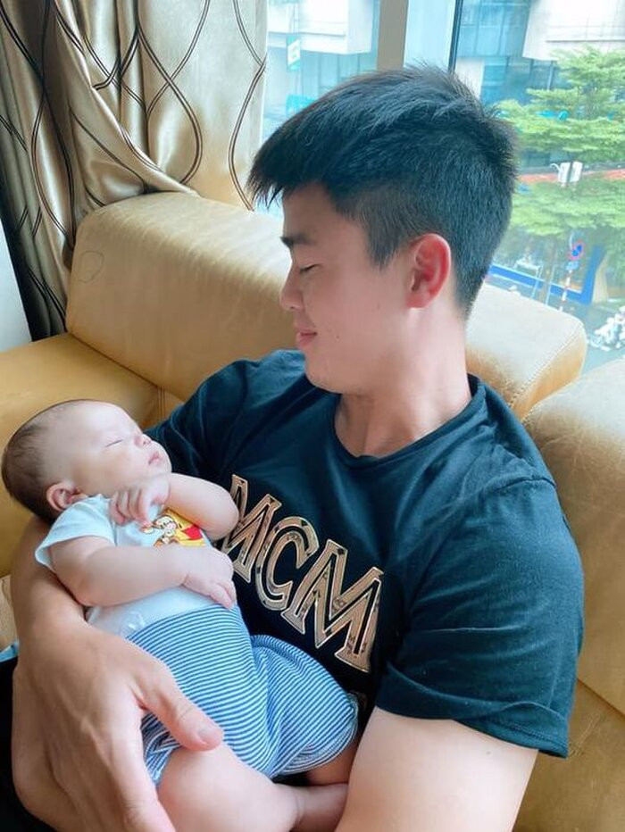 Về phía Duy Mạnh, chàng cầu thủ không chỉ giúp vợ chăm con mà còn thường xuyên chọc vợ cười, làm cô nàng luôn cảm thấy hạnh phúc.