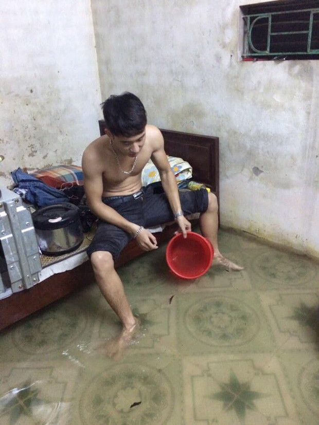 Các bạn sinh viên phải chất đồ đạc vào thau nhựa, gác lên cao, mọi sinh hoạt phải co cụm trên những chiếc giường.