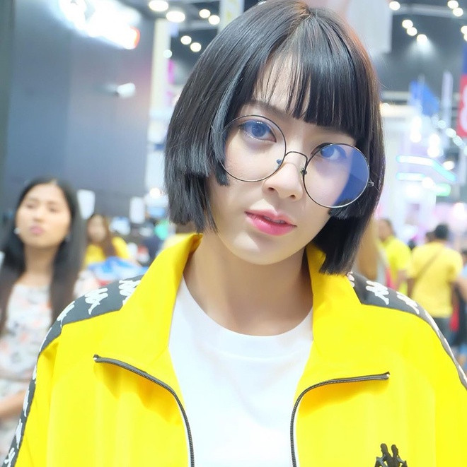 Nhiều người theo dõi bất ngờ khi xem những bức ảnh cũ cách đây 3-4 năm tại trang cá nhân của cô. Khác với hiện tại, khi mới bắt đầu công việc của một streamer game, người đẹp xứ chùa Vàng có phong cách khá "ngố tàu", ăn mặc kín đáo và đang đeo niềng răng.