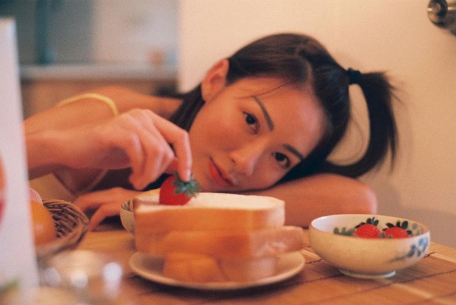 Hiện, Chatkamon tập trung nhiều hơn cho công việc làm mẫu ảnh.
