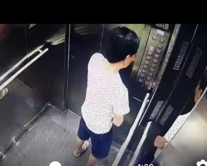 Trước đó, có một trường hợp khác khiến cư dân mạng bức xúc khi đoạn clip ghi lại cảnh người đàn ông bước vào thang máy và "tè bậy". Trong lúc đang tè bậy, cửa thang máy bất ngờ mở ra, người đàn ông ngoái đầu nhìn không thấy ai nên bấm đóng cửa và tiếp tục hành động thiếu ý thức.
