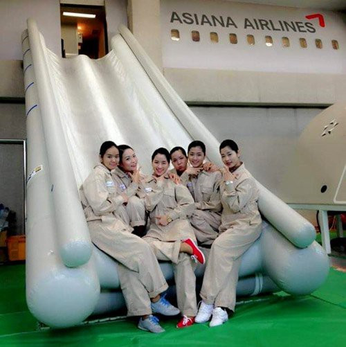 Sau khi nhận giấy trúng tuyển, Hải Yến tiếp tục phải trải qua khóa tập huấn luyện an toàn bay kéo dài hai tháng với vô vàn khó khăn, áp lực lớn trong môi trường kỷ luật nghiêm ngặt không khác gì quân đội.