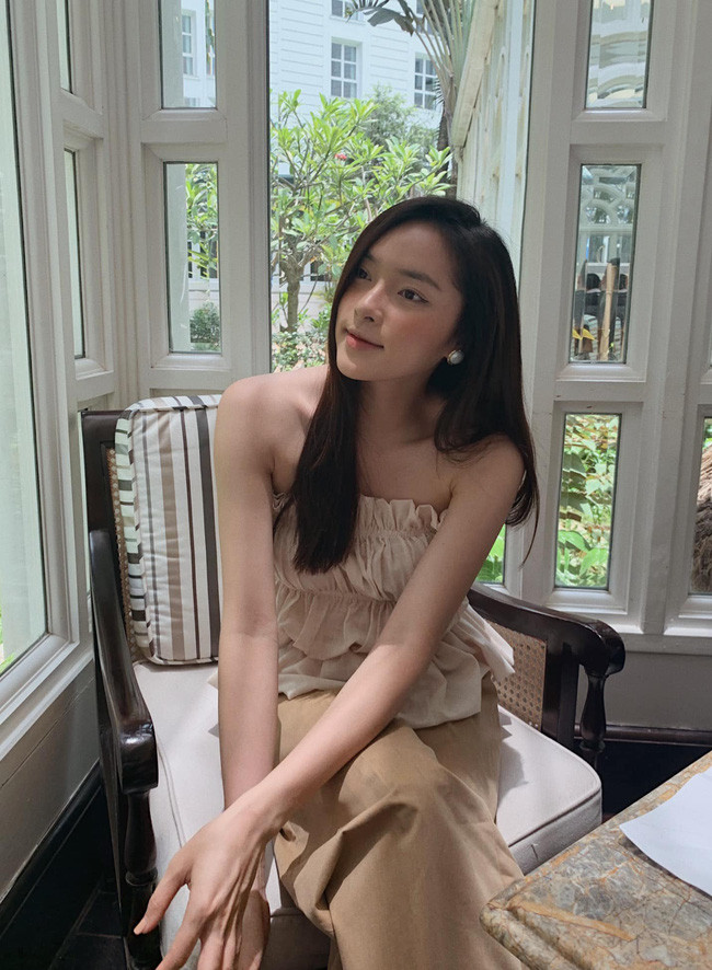 Với những đường nét gương mặt sắc sảo như vậy, Diệu Linh dù có ăn mặc bình thường cũng vẫn toát lên thần thái sang chảnh.