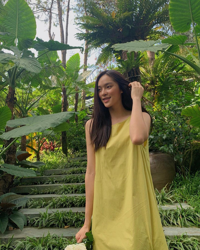 Tuy nhiên thì mới đây hot girl đình đám này bị dân mạng "soi" ra nhiều khoảnh khắc để mặt mộc kém sắc, không còn xinh ling linh như trên MXH.