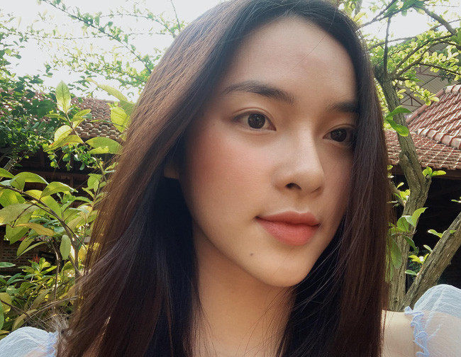Diệu Linh vừa sở hữu gương mặt thanh tú pha sự dịu dàng của con gái châu Á, vừa có thần thái sang chảnh, cá tính của con gái phương Tây.