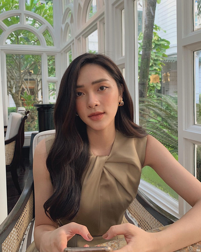 Cũng có không ít lần hot girl Hà thành khoe mặt mộc, ăn mặc giản dị.