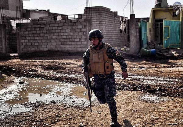 Một người lính Iraq trong cuộc đụng độ với nhóm khủng bố IS ở Mosul. Ảnh FNA