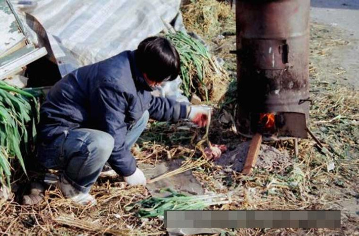 Người đàn ông ở thủ đô Seoul, Hàn Quốc đang trông lửa một bếp nướng năm 1985. Ảnh Sina