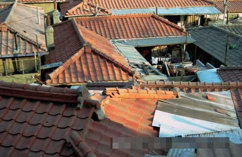 Những căn nhà một tầng mái ngói phổ biến ở thành phố Seoul thời đó. Ảnh Sina