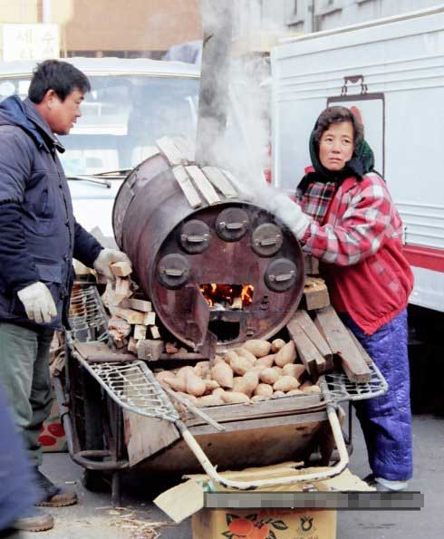Xe bán khoai nướng điển hình thời đó ở Seoul. Ảnh Sina