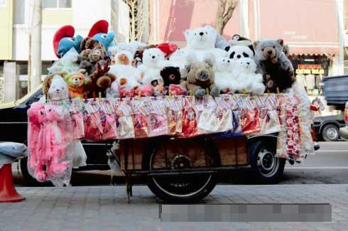 Chiếc xe hàng rong bán gấu bông trên phố. Ảnh Sina