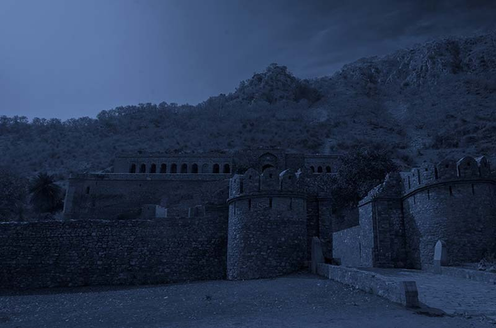 1. Làng Bhangarh, Ấn Độ: Bhangarh, nằm ở bang Rajasthan, là một trong những ngôi làng bị bỏ hoang nổi tiếng nhất thế giới. Nơi đây bị đồn đại là bị nguyền rủa bởi một phù thủy trong quá khứ, khiến toàn bộ ngôi làng bị ám. Chính phủ Ấn Độ thậm chí đã cấm người dân và du khách đến đây sau khi trời tối vì những hiện tượng kỳ bí như tiếng hét, tiếng cười rùng rợn và những bóng đen di chuyển trong bóng tối.