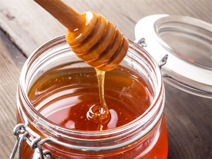 Mật ong là một thành phần tự nhiên khác tốt cho sức khoẻ của bạn trong mùa đông. Thêm một thìa mật ong vào một cốc nước ấm và uống nó có thể giúp bạn giảm đau họng và loại bỏ đờm nhanh chóng.