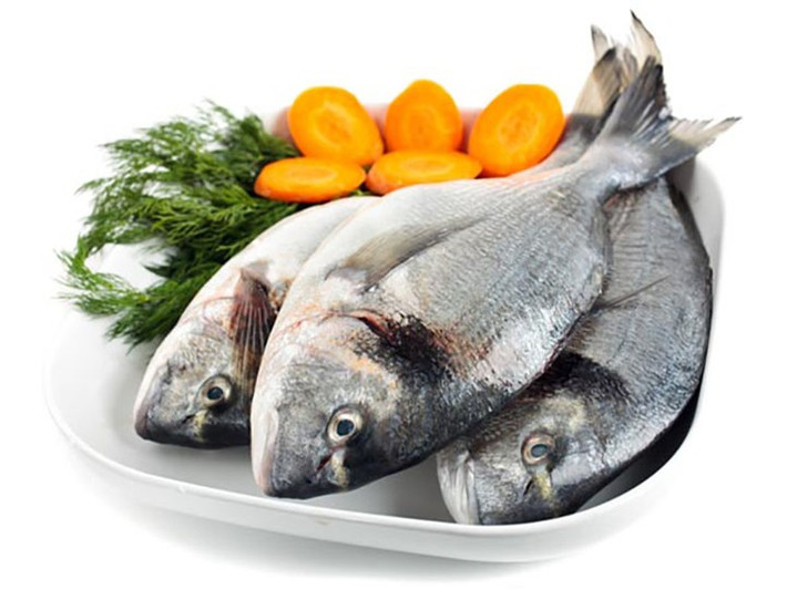 Cá hồi và cá ngừ là những nguồn cung cấp vitamin B6 tốt, giúp tăng cường sản xuất hormone gây buồn ngủ.