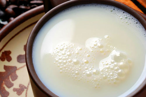 Sữa: Sữa có chứa tryptophan, là một tác nhân kích thích giấc ngủ có thể giúp bạn nghỉ ngơi nhiều hơn. Canxi tìm thấy trong sữa giúp giảm căng thẳng và ổn định các sợi thần kinh trong não. Uống một ly sữa ấm rất tốt cho giấc ngủ.
