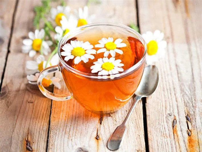 Trà hoa cúc: Uống một ly trà hoa cúc có thể làm giảm căng thẳng và giúp bạn ngủ thiếp đi nhanh hơn. Nó chứa glycine, một hóa chất có tác dụng như chất an thần. Trà hoa cúc có thể cải thiện chất lượng và số lượng của giấc ngủ.
