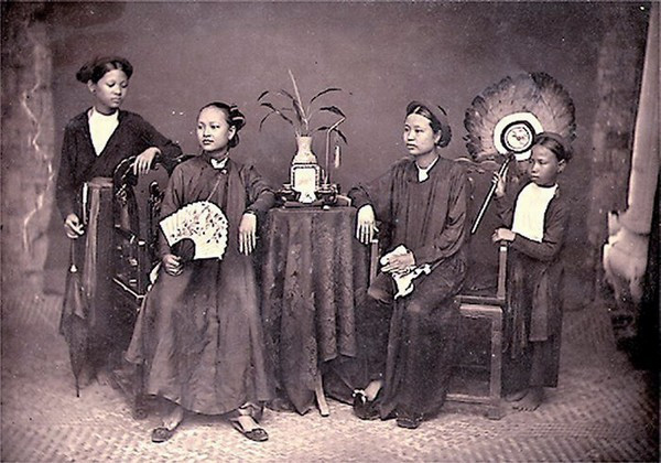 Những người phụ nữ đẹp ngày xưa. Ngày ấy, người con gái Tràng An với hàm răng nhuộm đen, với đôi guốc mộc, tà áo tứ thân kín đáo hay dải yếm đào trễ... đã trở thành những giá trị lịch sử bất biến trong dòng chảy văn hóa dân tộc.