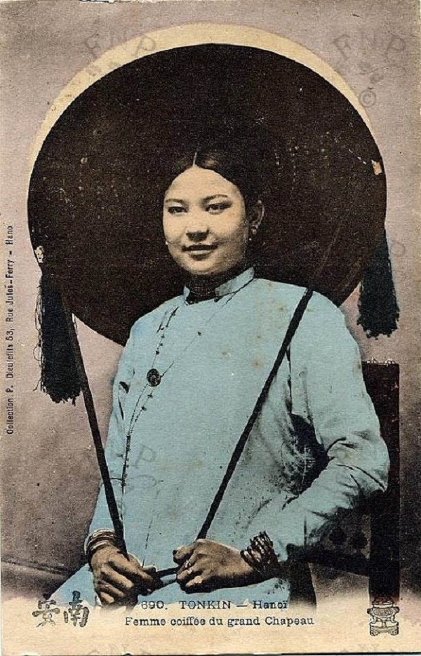 Ngoài áo dài, chiếc nón quai thao góp phần làm nên vẻ đẹp của phụ nữ xưa.