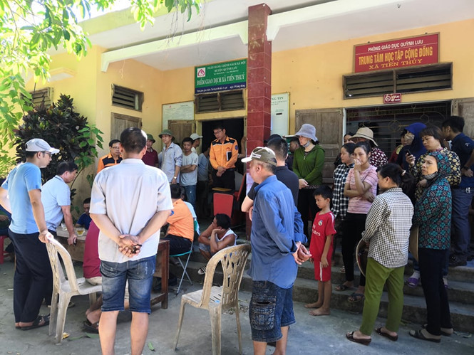 Chiều cùng ngày (30/6), chính quyền địa phương, đại diện người thân các nạn nhân đã làm việc với chủ tàu chở hàng tại xã Tiến Thủy, huyện Quỳnh Lưu (Nghệ An). (Ảnh: Tienphong)