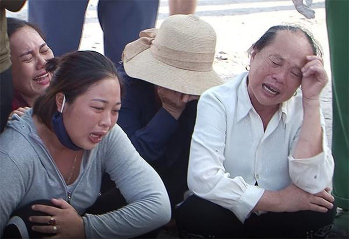 Người nhà nạn nhân khóc xé lòng khi nhận thi thể.