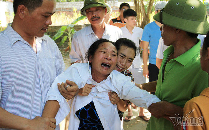 Họ hy vọng lực lượng chức năng có thể tìm thấy những nạn nhân dù cơ hội rất nhỏ. (Ảnh: Vietnamnet)