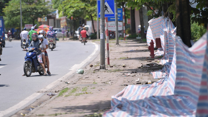 Bãi rác được che bởi tấm bạt trải dài trên dọc đường Lê Trọng Tấn (Hà Đông).