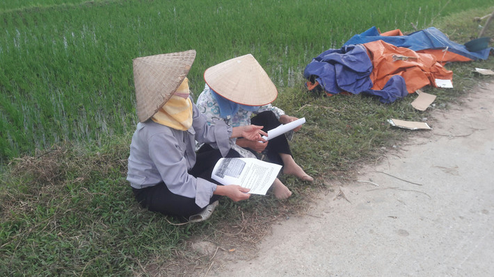 Thời tiết nắng nóng người dân phải dùng khăn cuốn hết mặt để trắng nắng.