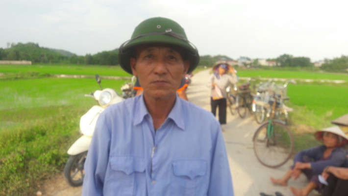 Theo ông Phạm Xuân Sơn (Trú tại thông Đông Hạ, xã Nam Sơn) chia sẻ, "Từ chiều ngày 1/7, người dân trong xã Nam Sơn gồm các thôn Liên Xuân, Xuân Thịnh, Đông Hạ đã tập trung ở đây căng lều bạt ở hai bên đường, ngăn không cho xe chở rác từ nội thành đi vào bãi rác này".