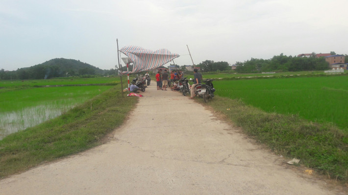 Theo ghi nhận của PV tại các đường vào bãi rác Nam Sơn (Khu liên hiệp xử lý rác thải Nam Sơn) vào chiều ngày 2/7 cho thấy, người dân vẫn dựng bạt, tập trung đông người chặn xe rác từ trung tâm thành phố Hà Nội vào bãi rác Nam Sơn.