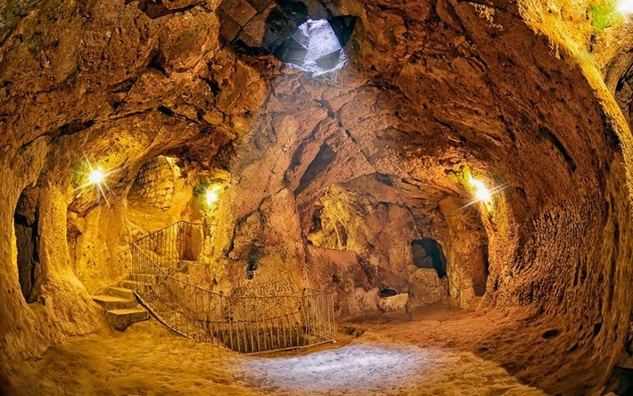 Đây chính là thành phố ngầm bên dưới Derinkuyu, một kiến trúc khổng lồ sâu 76 mét được chia thành 18 tầng và có đủ những căn phòng cho 20.000 người ở cùng lúc. Derinkuyu còn có khoảng 600 cửa ra vào kết nối các khu vực. Người xưa đã dùng những tảng đá lớn hình đĩa có thể xoay được với một lỗ nhỏ ở giữa để làm cửa.