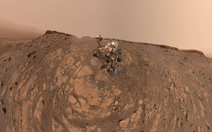 Curiosity có hệ thống ghi hình gồm 17 máy thu. Trong đó tập trung ở phần đỉnh trên cùng với đầu và cổ có máy thu gắn ở hai bộ phận phải và trái gọi là Navcam Right và Navcam Left.