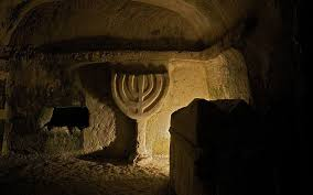 Beit She'arim (Israel)là một nghĩa trang quốc tế, có nghĩa là những người Do Thái từ khắp phương Đông được đưa đến đó để chôn cất.