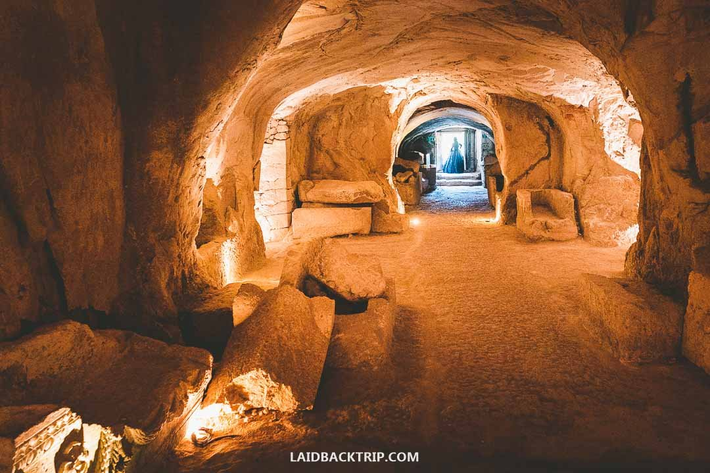 Yaakov Ha'Ger, có thể là tên của chủ nhân ngôi mộ, đã được chuyển đổi hoàn toàn sang Do Thái giáo, và chúng ta biết điều này từ thuật ngữ "proselyte" được viết trên bia mộ, một thuật ngữ tiếng Hy Lạp vào thời điểm đó.