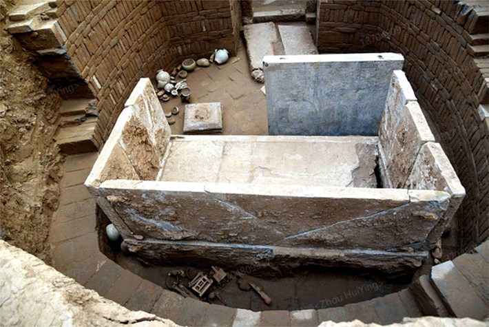 Lăng mộ lớn nhất dài 7,9 mét, rộng 1,8 mét và sâu 1,6 mét. Khi đào lên, bên trong có hơn 70 mảnh đồ đồng, ngọc bích, đồ gốm và các cổ vật chôn cất khác. (Ảnh minh họa)