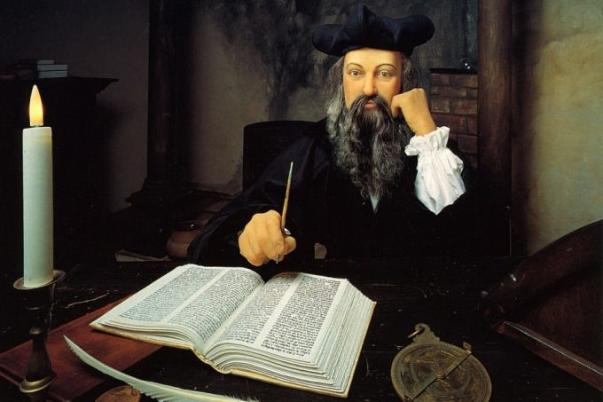 Không chỉ Vanga, nhà tiên tri Nostradamus (người Pháp) sống ở thế kỷ 16 cũng từng dự báo rằng, vào năm 2130, người ngoài hành tinh sẽ đến Trái đất. Nostradamus từng thấy trước việc con người có thể phải đối mặt với cuộc xâm chiếm Trái đất của người ngoài hành tinh.
