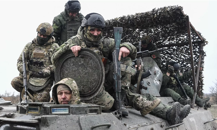 Khi vào đầu tháng 4 vừa qua, Quân đội Nga bất ngờ tăng tốc đánh vào Chasov Yar, quân Ukraine hy vọng họ có thể dựa vào hệ thống công sự trận địa tại đây, để cầm chân quân Nga tại đây ít nhất 6 tháng, để chờ khi viện trợ phương Tây đến, để có thể tiến hành phản công.