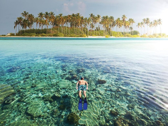 Đất nước phẳng nhất thế giới - Maldives: Mức đất tự nhiên ở Maldives chỉ cao 2,3m so với mực nước biển. Với khí hậu ôn hòa và là vùng biển ấm quanh năm, các quần đảo tạo thành một hệ sinh thái có hệ động vật biển phong phú với những vỉa san hô kéo dài như bất tận.