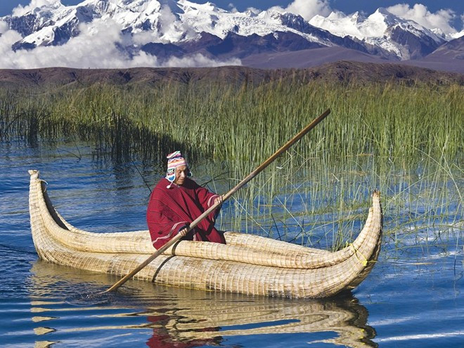 Hồ cao nhất thế giới - hồ Titicaca, Bolivia-Peru: Hồ Titicaca nằm trên dãy Andes thuộc miền nam châu Mỹ, dài 200 km, rộng 66 km với diện tích 8.330 km2. Độ cao của mặt hồ so với mặt nước biển là 3.813 m. Đây là hồ nước ngọt có độ cao nhất so với mặt nước biển, là hồ lớn thứ hai ở Nam Mỹ.